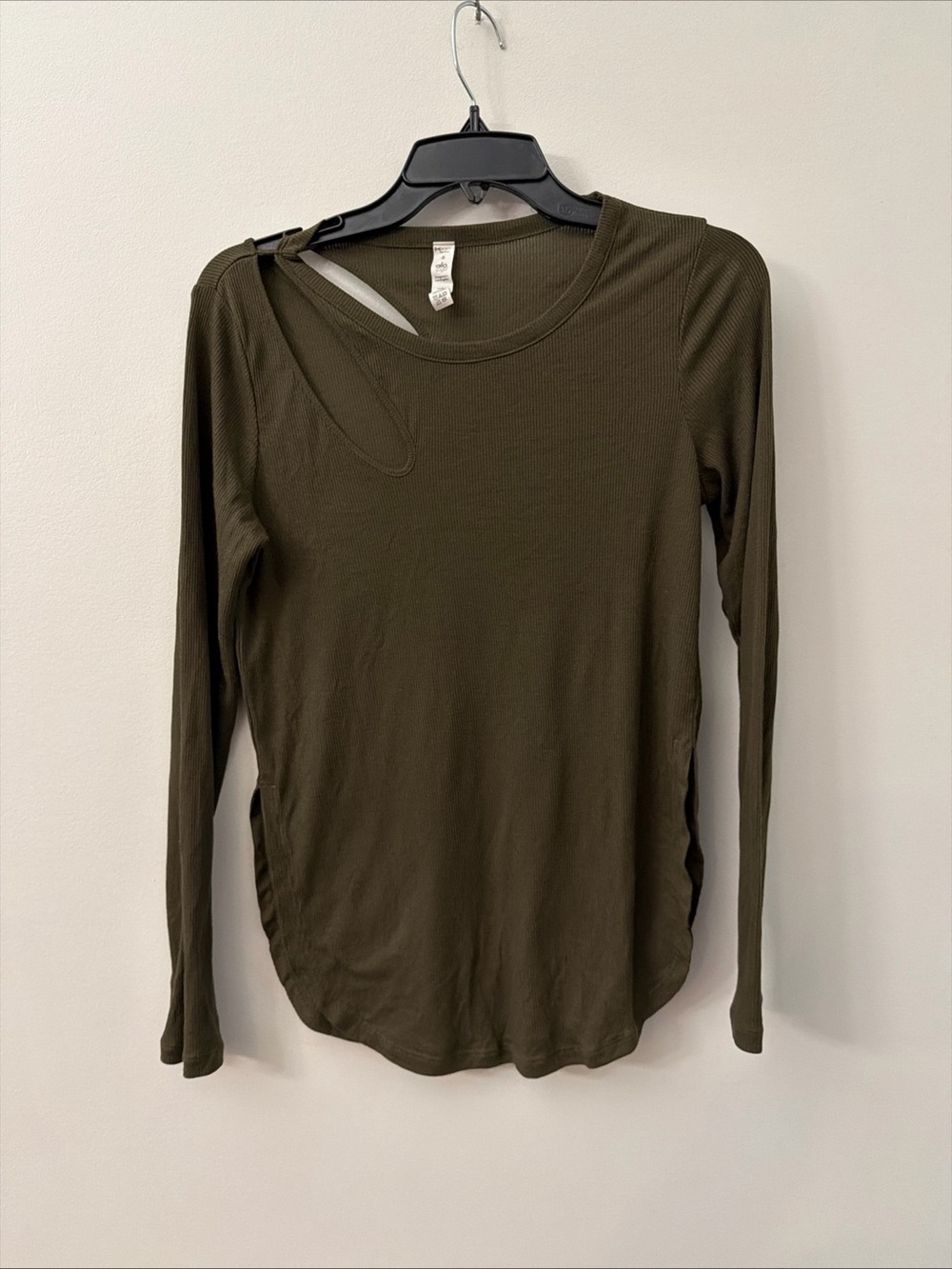 ALO Yoga Cut Out Ribbed Peak Long Sleeve Shirt Olive Green  Small D053